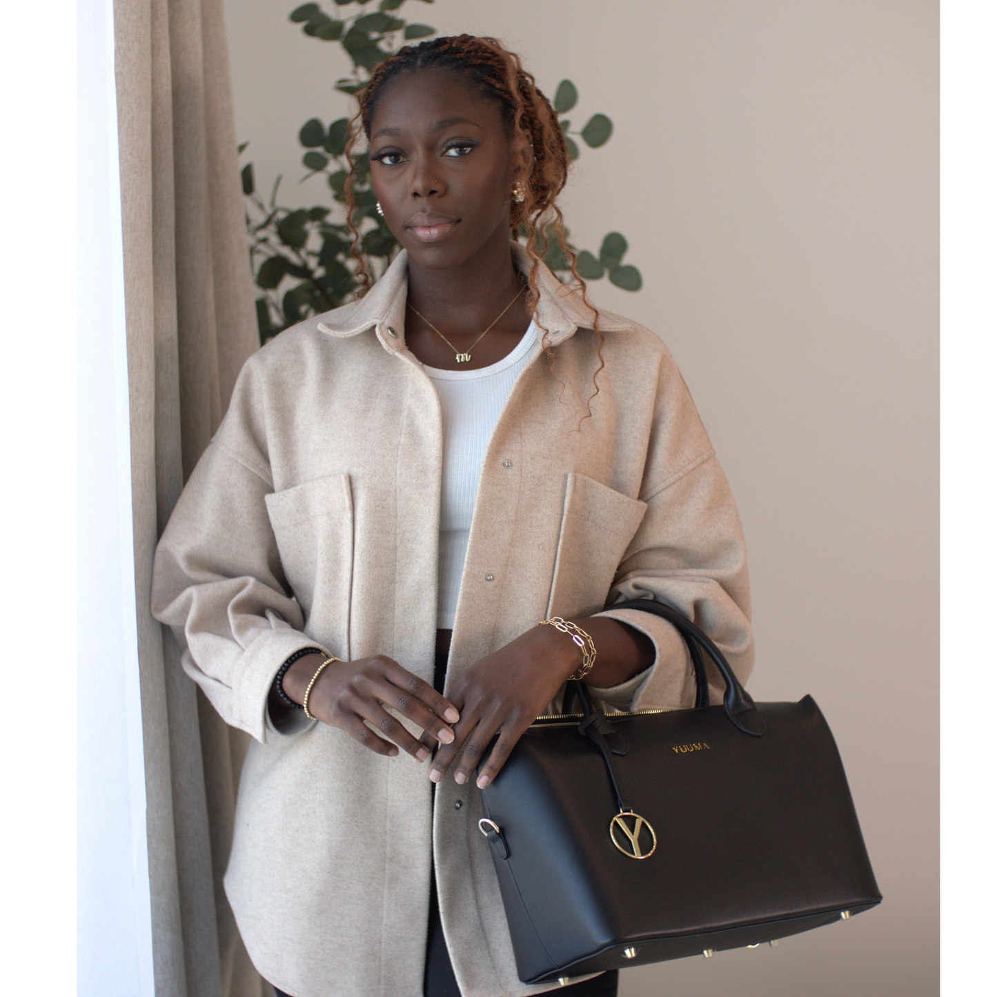 woman with zuri tote in onyx yuuma collection