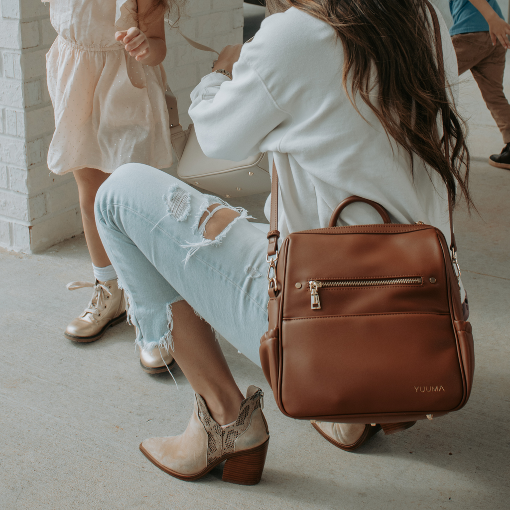 mom with kids and yuuma mini bag